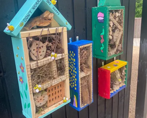 Vi bygger insekthoteller af genbrugstræ